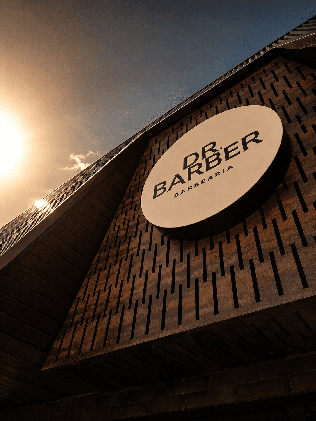 Fachada com a placa Dr. Barber
